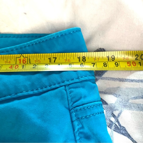 Riders By Lee Pants Women’s 16M Bright Blue Capri Mid Rise Casual Comfort - Picture 7 of 9